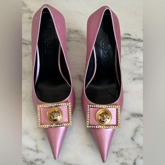 VERSACE Biggie Pink Satin Pointed Toe Crystal Medusa Plaque Pump Heels - Picture 13 of 13